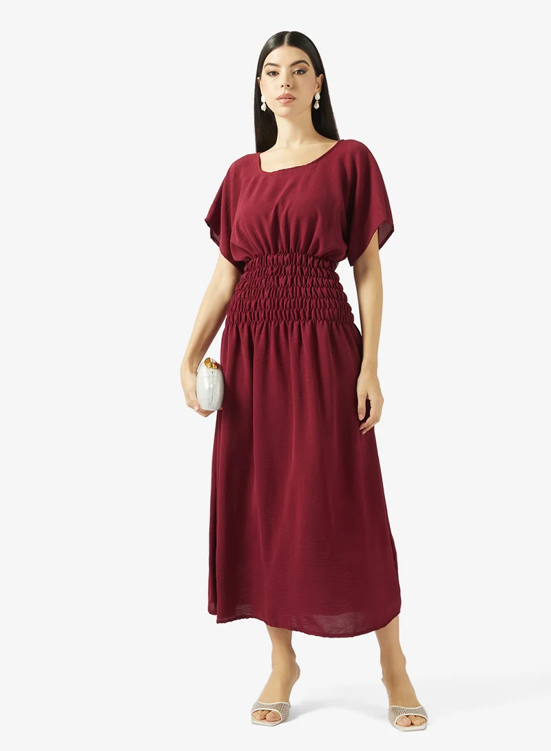 هيا كلوزيت فستان بياقة مربعة وحزام